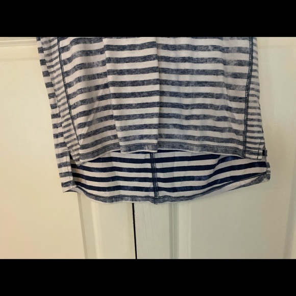 3/$15🥳 It it Were Me high-low short sleeve top - Picture 3 of 9